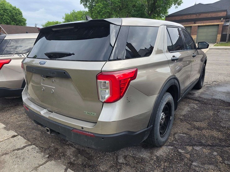 2021-ford-explorer-image-35