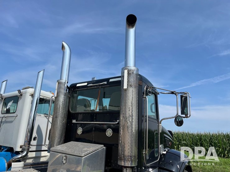 2008-peterbilt-384-image-27