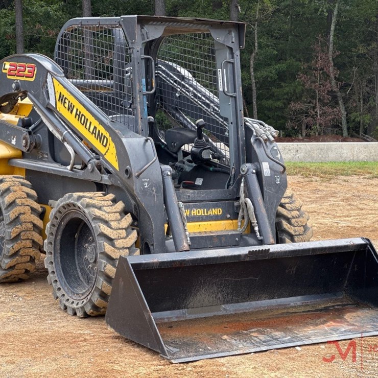 2011 NEW HOLLAND L223