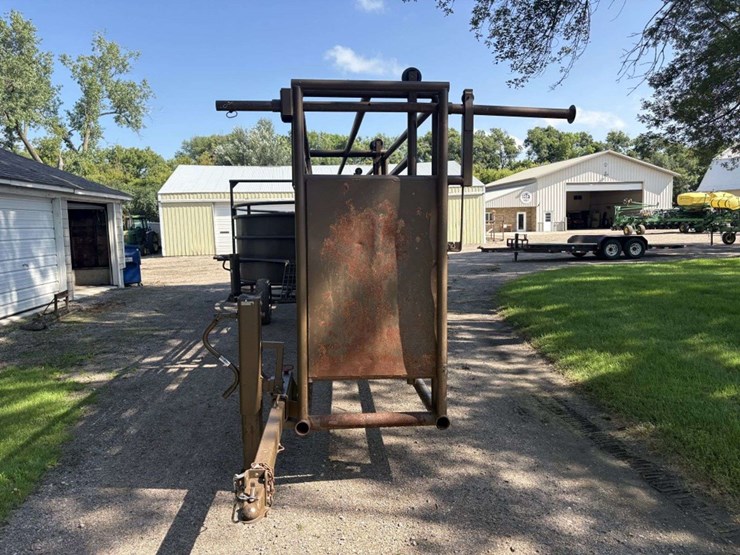 bz-welding-portable-cattle-tub/alley,-adjustable-width-alley,-slide-gates-on-both-ends-of-alley,-tub-image-12