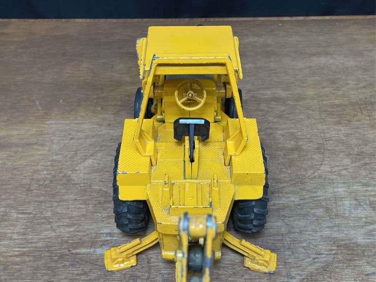 1/16-ih-backhoe-ertl-image-5