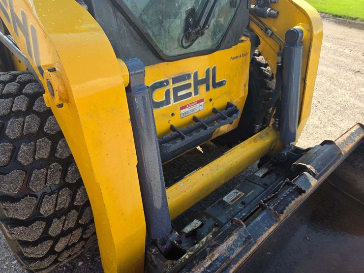 2019-gehl-v270-image-10