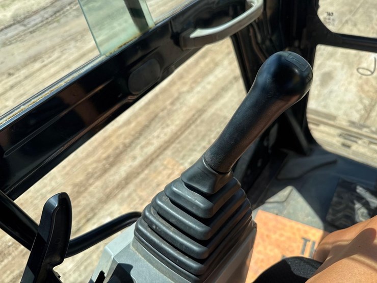 2019-caterpillar-326fl-image-37