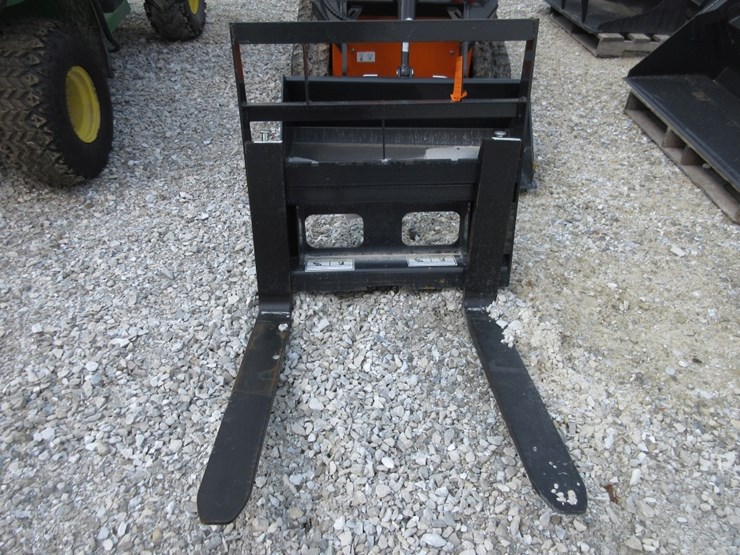 wolverine-mini-skid-steer-pallet-forks-image-1
