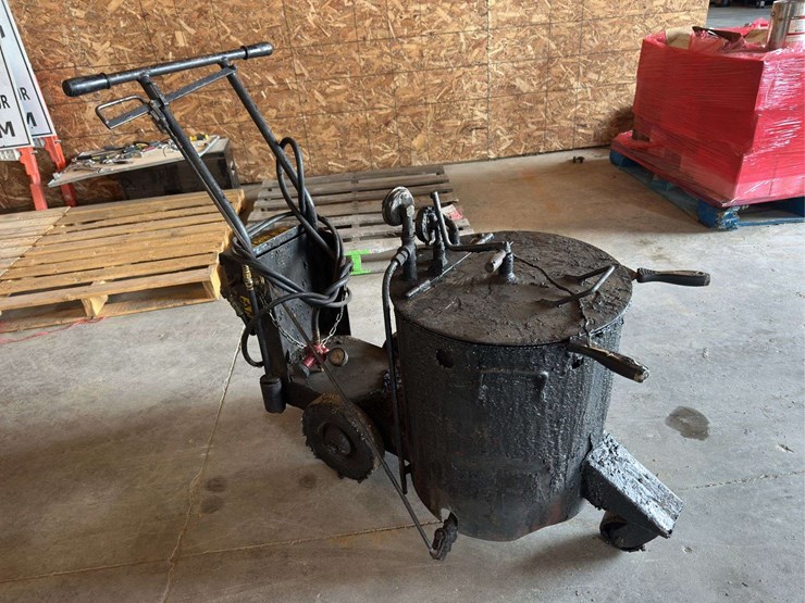 marathon-rubber-machine-for-filling-cracks-in-asphalt-image-2