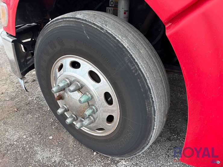 2009-peterbilt-384-image-42