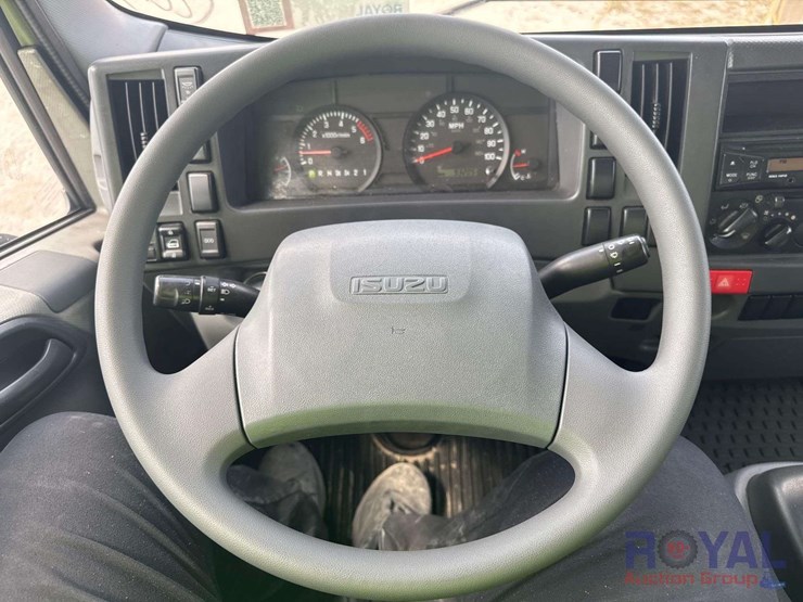 2016-isuzu-npr-image-15