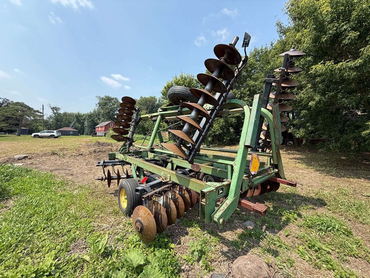 john-deere-235-image-9