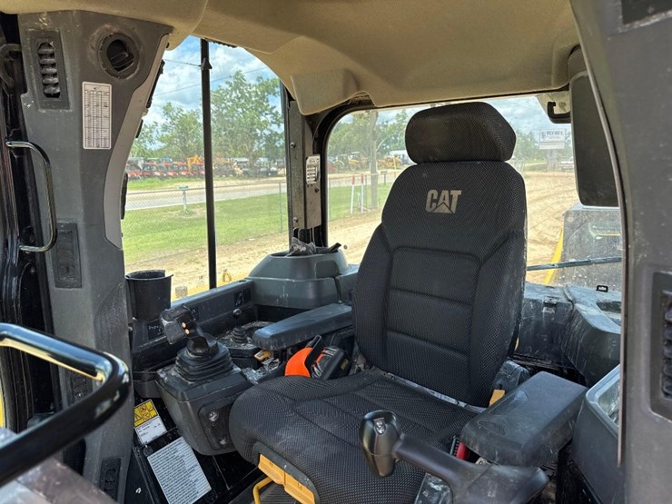 2019-caterpillar-d6-image-29