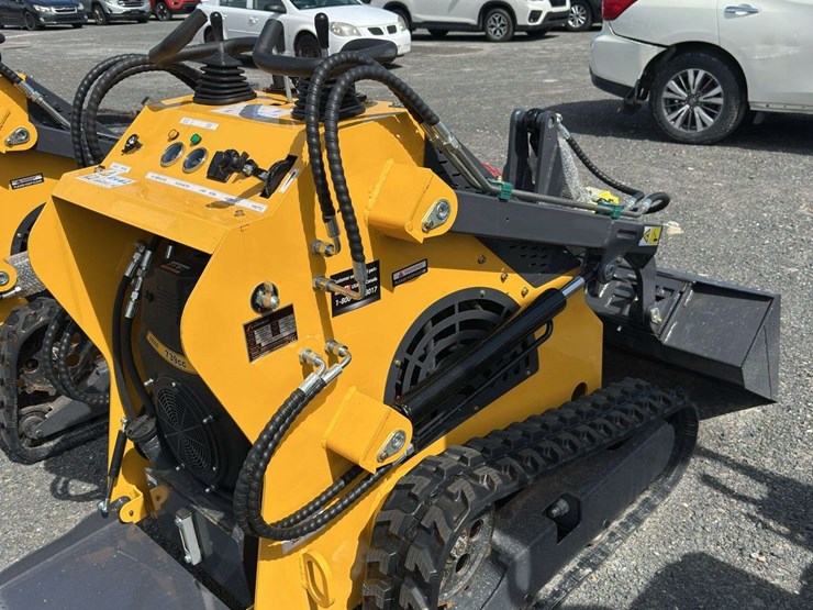 landhero-ldh-t-460-mini-skid-steer-loader-image-3