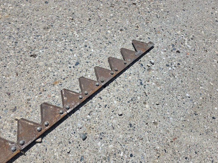 15’-left-hand-side-sickle-for-a-30’-head,-bolt-on-section,-off-nh-73c-bean-head-image-3