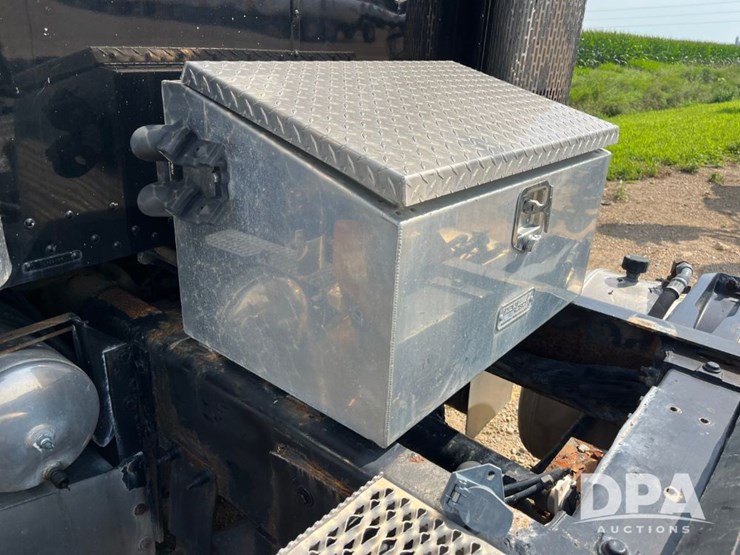 2008-peterbilt-384-image-47