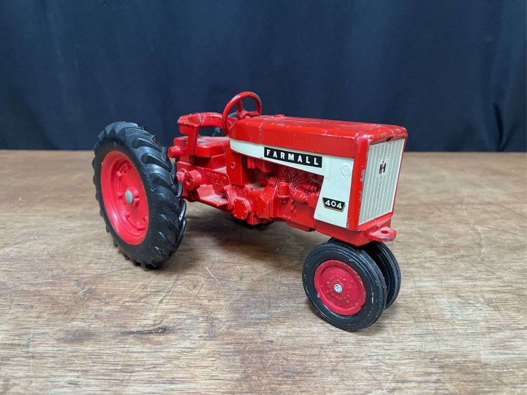 1/16-farmall-404-ertl-image-8