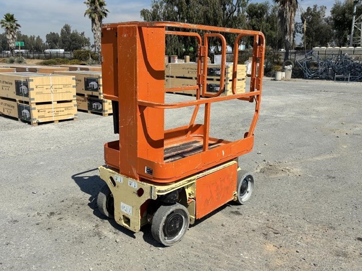 2010-jlg-1230es-image-1