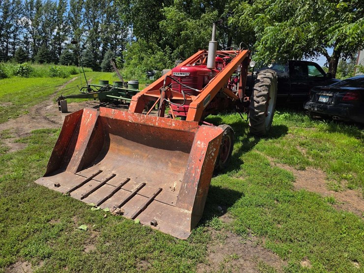 farmall-h-with-dual-loader,-wide-front,-6.00-16-fronts,-13.6-38-rears,-540-pto-with-loader-pump,-whe-image-3