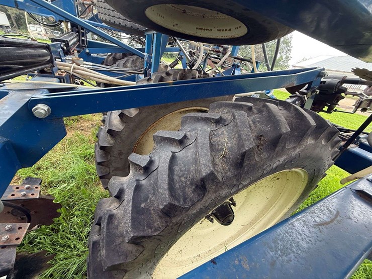 blu-jet-strip-till-machine,-set-up-for-liquid-fertilizer-and-anhydrous,-24-row-30”,-(60’-wide),-320/-image-13