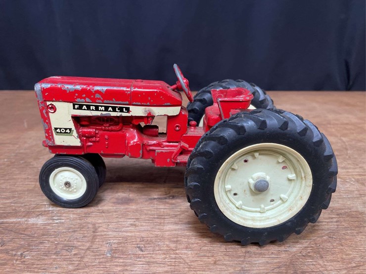 1/16-farmall-404-ertl-image-2