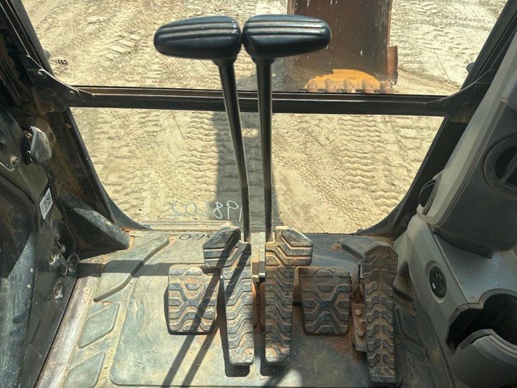 2016-caterpillar-325fl-image-30