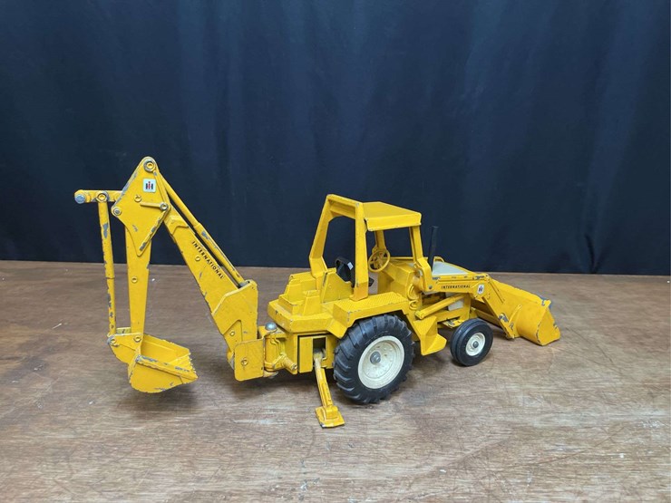 1/16-ih-backhoe-ertl-image-6