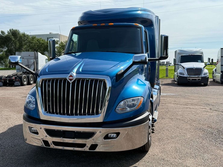 2020-ih-lt625-sleeper-semi,-435,369-miles-on-truck-(complete-overhaul-@-232,740-miles-with-paperwork-image-2