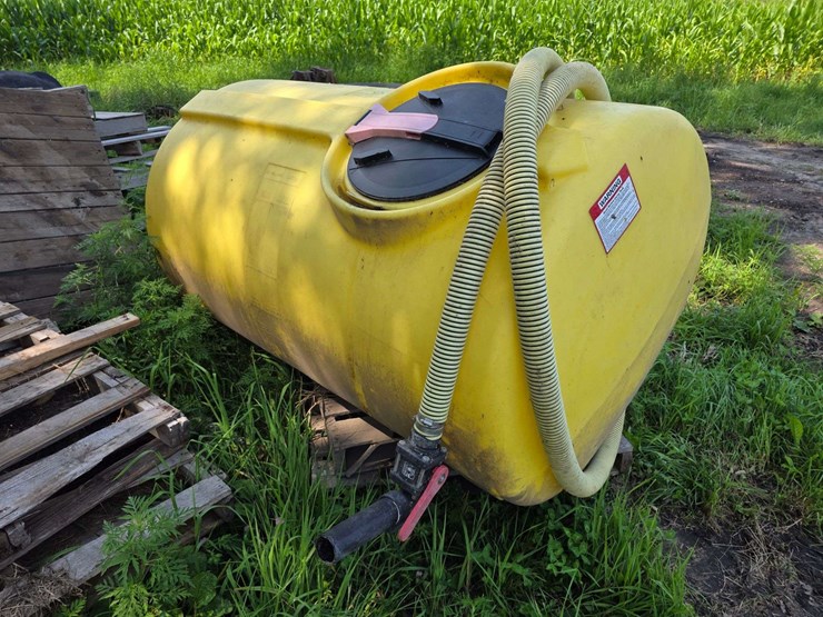 400-gallon-poly-tank,-never-used,-bottom-outlet,-w/misc-length-of-hose-image-3