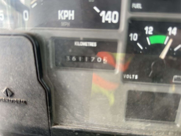 2000-international-8100-image-23
