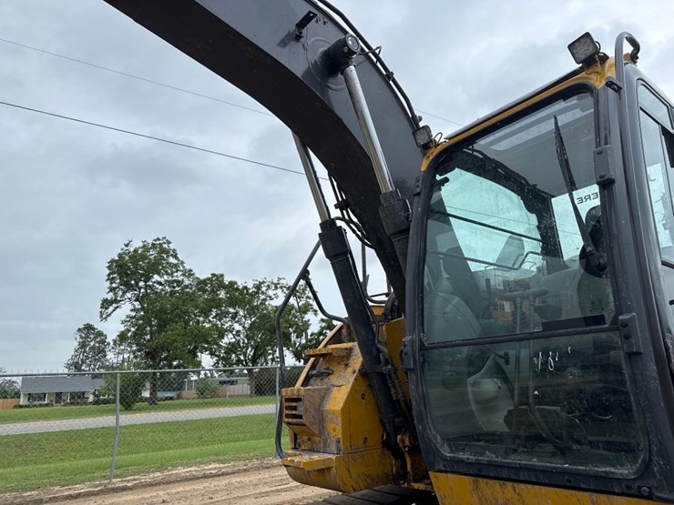 2023-deere-135g-image-21
