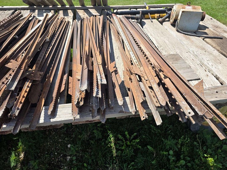 approx-120-steel-fence-posts,-new-and-old-style,-buying-all-for-one-money-image-5