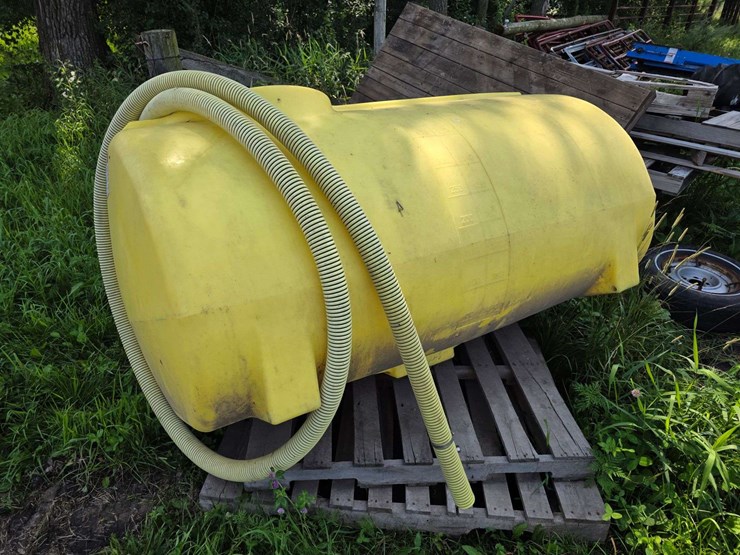 400-gallon-poly-tank,-never-used,-bottom-outlet,-w/misc-length-of-hose-image-1