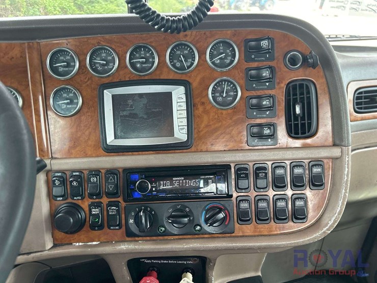 2009-peterbilt-384-image-10