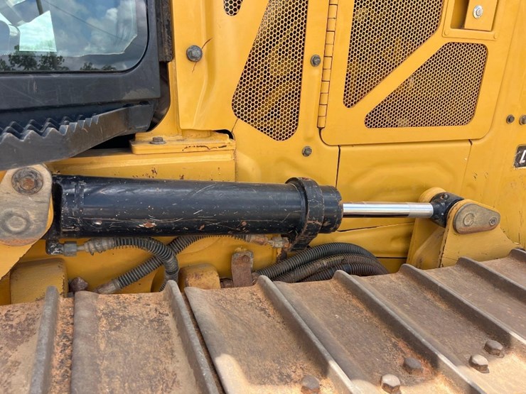 2021-caterpillar-d3-lgp-image-19