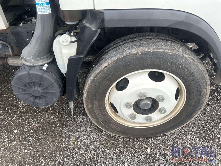 2021-isuzu-nrr-image-32