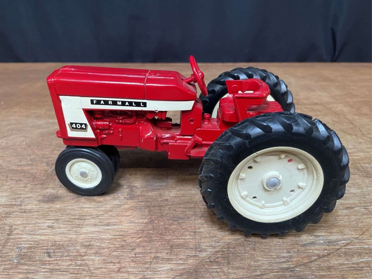 1/16-farmall-404-ertl-image-2