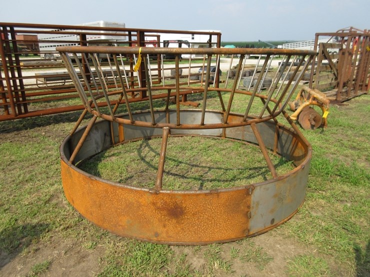 round-bale-feeder-with-skirt-image-1