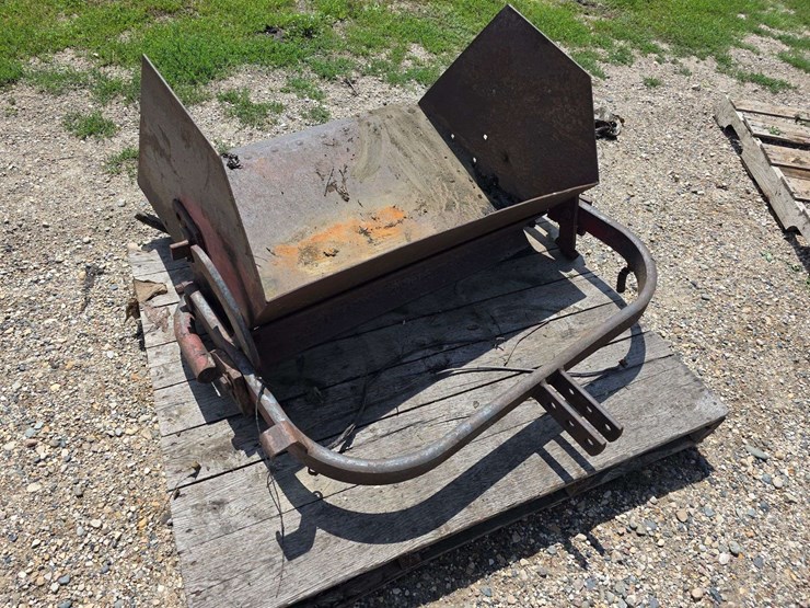 ih-quick-hitch-dirt-mover-image-2