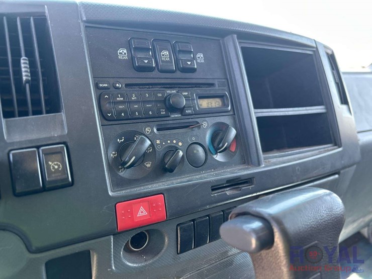 2008-isuzu-npr-image-15
