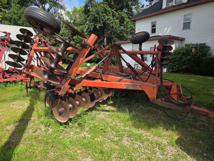 ih-490-disk,-20’,-hydraulic-fold-wings,-9.5-14-tires,-disk-scrapers,-sn:-033395-image-1