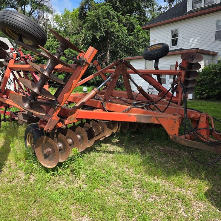 IH 490 Disk, 20’, Hydraulic Fold Wings, 9.5-14 Tires, Disk Scrapers, SN: 033395
