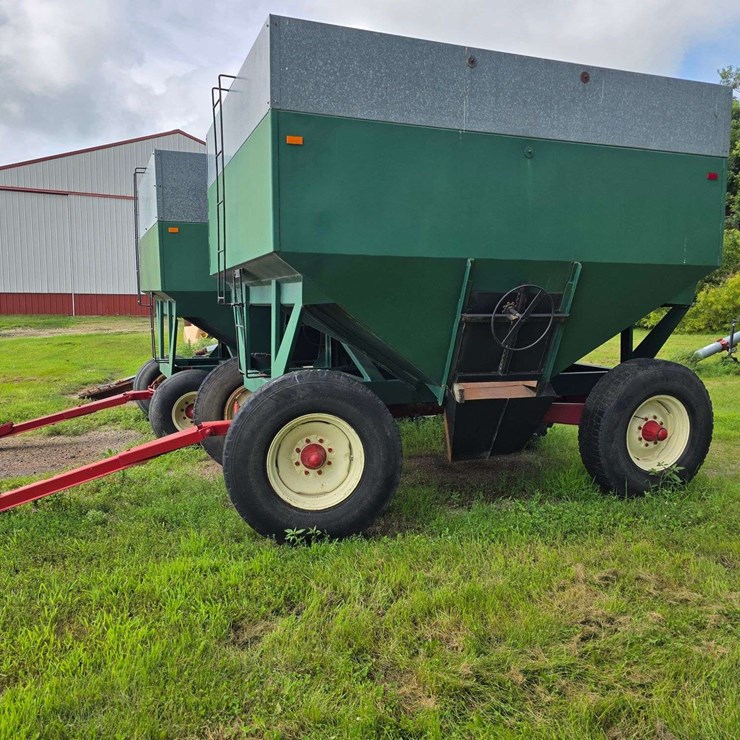 Dakon Gravity Box on Dakon Model 1212 Running Gear, Extendable Hitch, 10.00-20 Tires on 8 Bolt Rims,