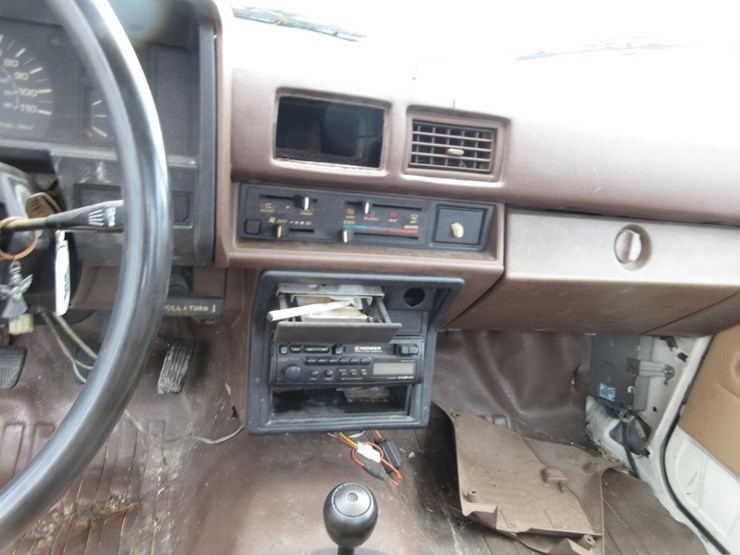 1985-toyota-pick-up-truck-image-11