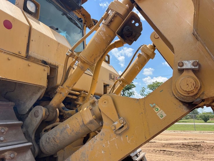 2015-caterpillar-d9t-image-25