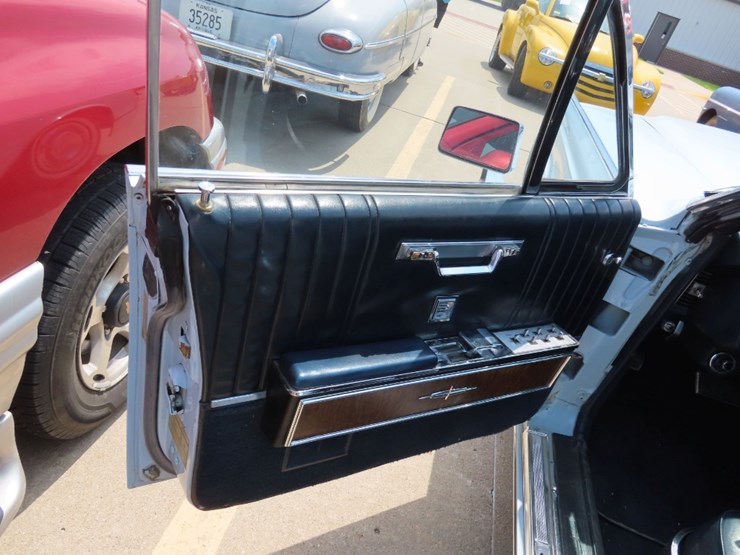 1967-lincoln-continental-convertible-image-8