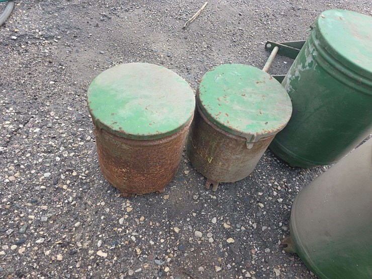 antique-john-deere-planter-lot,-circle-seed-and-fert-boxes,-drives-and-misc-image-7
