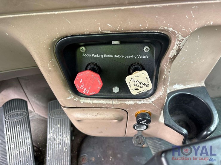 2009-peterbilt-384-image-20