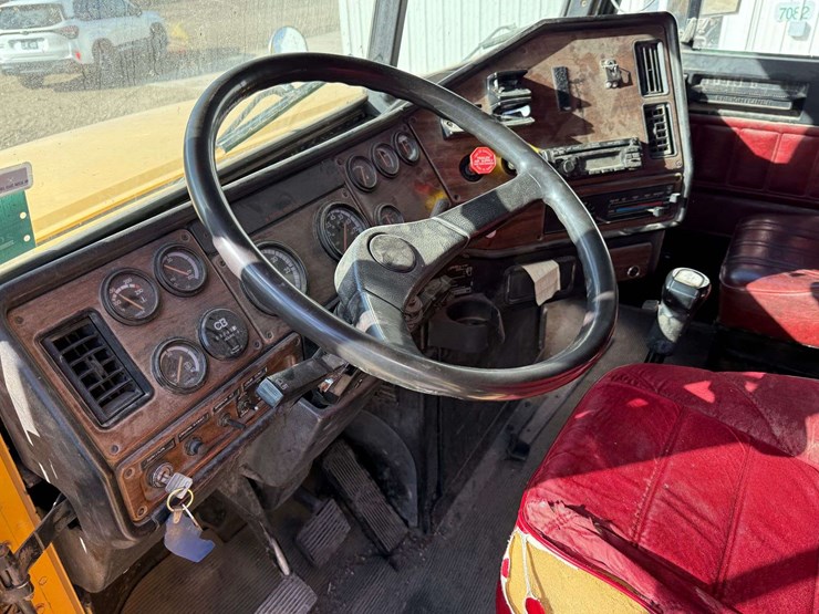 1993-freightliner-fld112-image-50