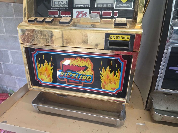 sizzling-7-slot-machine,-has-keys,-have-not-had-working-for-a-number-of-years-image-6