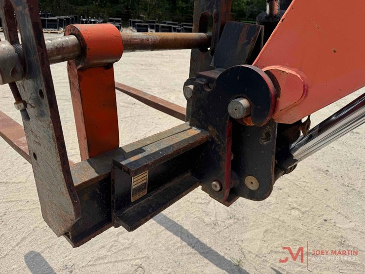 2005-jlg-8042-image-6