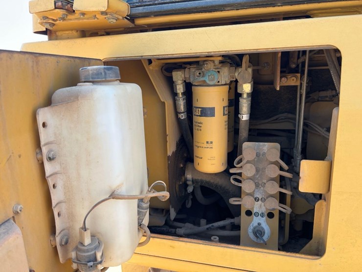 2004-caterpillar-d3g-xl-image-23
