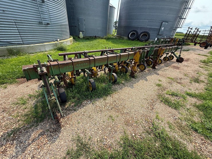 john-deere-8-image-1