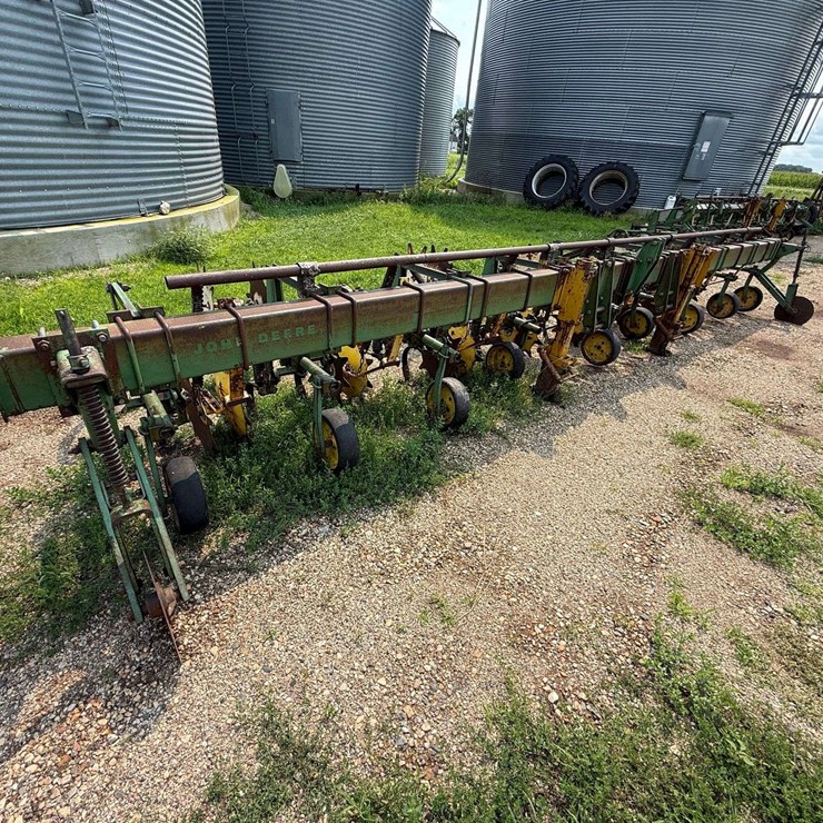 JOHN DEERE 8